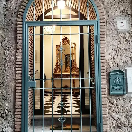 Flat Iron Building Art Studio Sutri